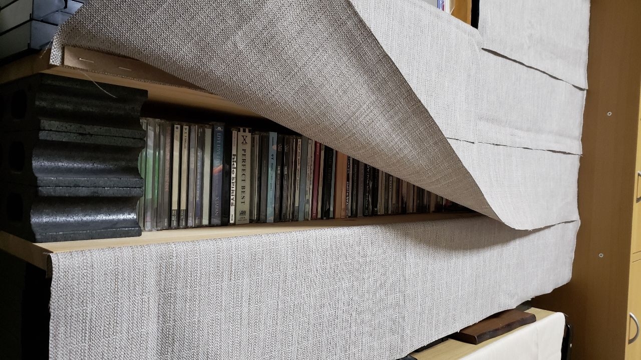 ひらた家具店が投稿したフォト「自分の部屋のCDを並べている棚に布で目隠ししてみました♪ …」 20191020 155158