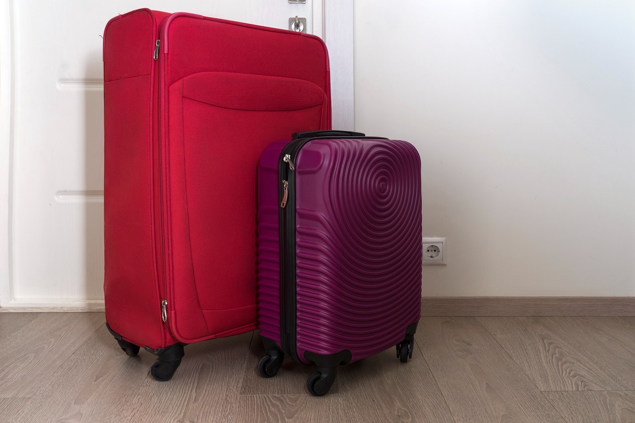 スーツケースのサイズ比較！2泊3日におすすめの大きさや国際線の機内持ち込み測り方｜ ( )