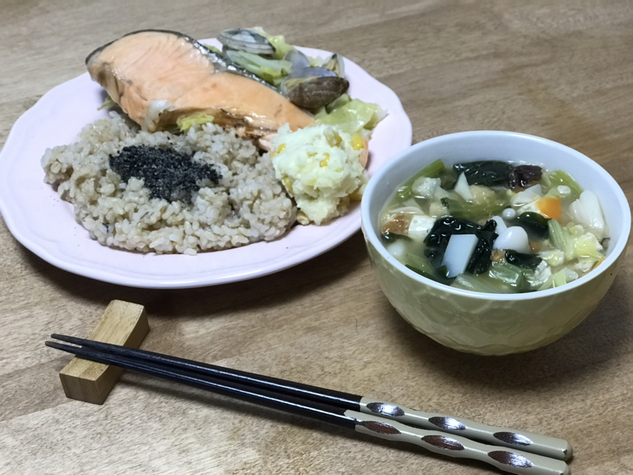 吉田理江が投稿したフォト いつの日かの夕ご飯 メインは キャベツ アサリ 鮭の酒蒸しで 2020 05 20 19 57 25 Limia リミア