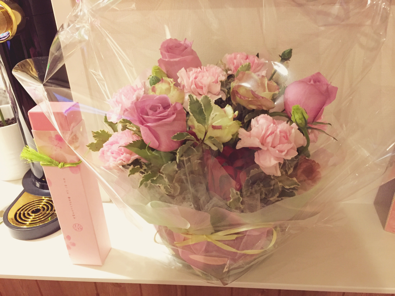 とど嫁が投稿したフォト 主人からホワイトデーに貰ったお花 ピンク色の箱は 会社で貰 18 03 16 19 02 05 Limia リミア