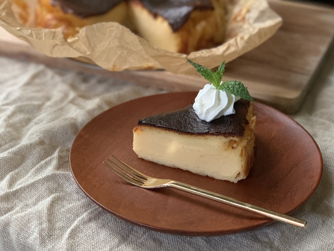 Misatoが投稿したフォト バスク風チーズケーキ カットした断面 少し焼きすぎた感あり 06 15 16 44 10 Limia リミア