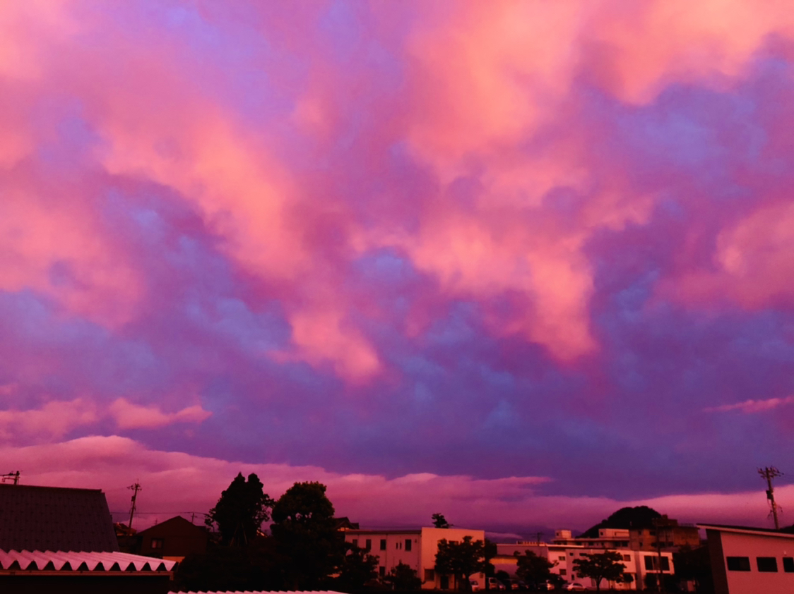 Shinnosuk が投稿したフォト 今日の夕焼け不気味なほど赤紫だった スマホで撮ると余計に赤 10 08 21 07 10 Limia リミア