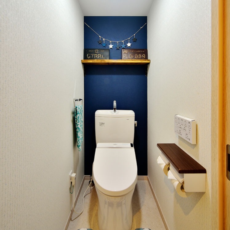 株式会社フレッシュ が投稿したフォト トイレの奥の壁紙を好きな色の濃いブルーにしてみました 色 19 07 06 11 53 59 Limia リミア