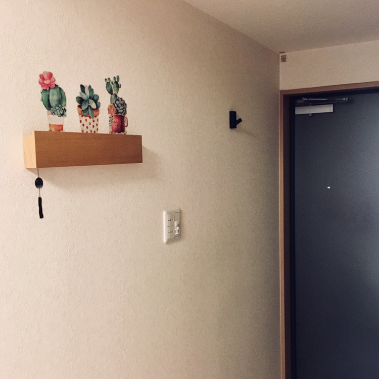 Tomomiが投稿したフォト 無印の壁に付けられる家具 長押 ウォールステッカーで玄関の壁 05 09 44 21 Limia リミア