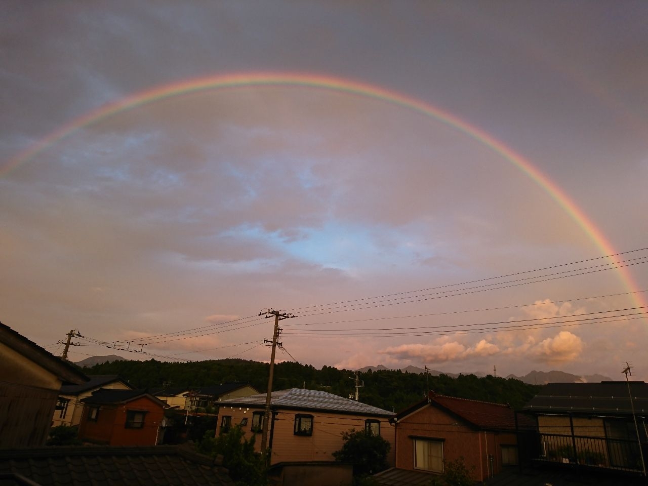 シュウばぁばが投稿したフォト 東の空に凄い虹 全部写らないのが残念 左側も下まではっき 18 07 28 19 17 18 Limia リミア