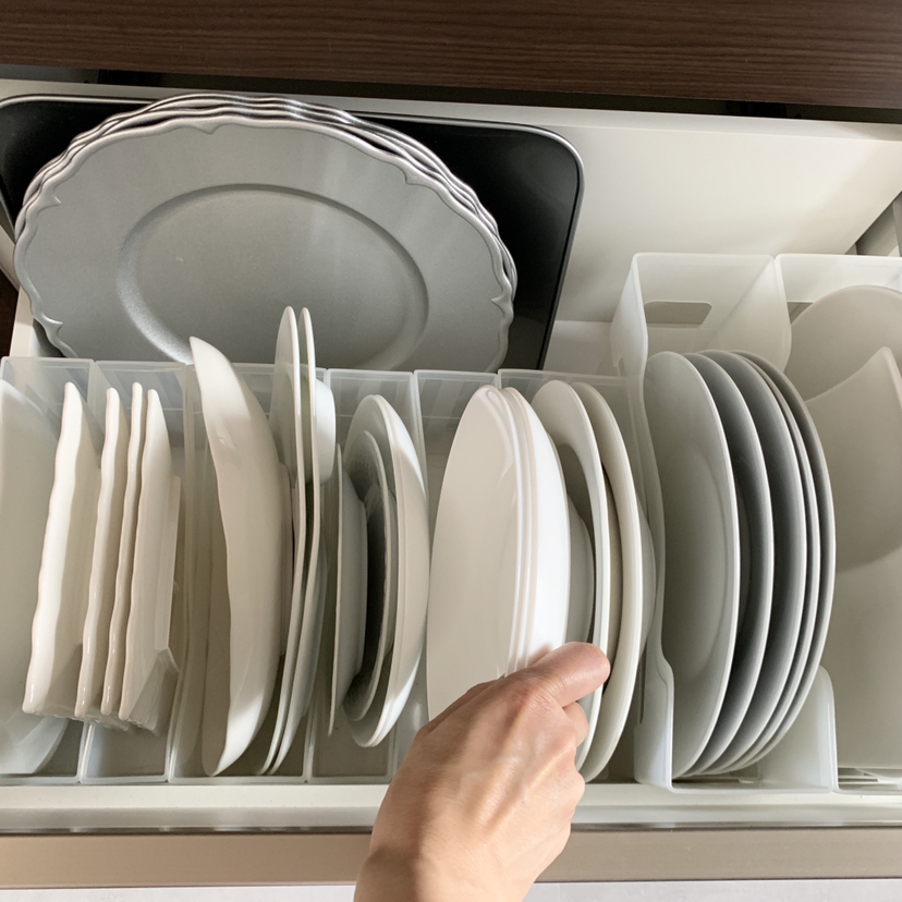 整理収納アドバイザ…が投稿したフォト「食器棚の一番下の深い引き出しです。 大皿を100均のファイル…」 - 2020-05-25 10:07:
