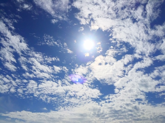 思考の整理収納塾 が投稿したフォト 今日の空 雲の間から覗く太陽 高度が下がっているので 温 19 10 12 10 06 44 Limia リミア