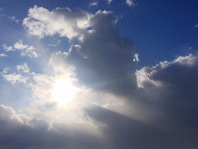 思考の整理収納塾 が投稿したフォト 今日の空 雲の間から覗く太陽 気温は低くても日差しはあっ 19 11 09 19 33 24 Limia リミア