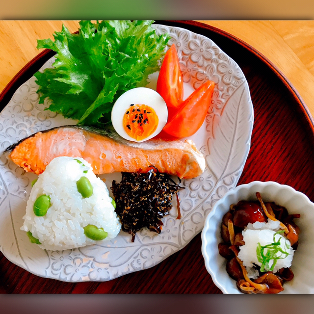Hanae が投稿したフォト ゆっくりの朝ごはんです 鮭は定番 なめこおろしを添えて シ 05 05 10 10 11 Limia リミア
