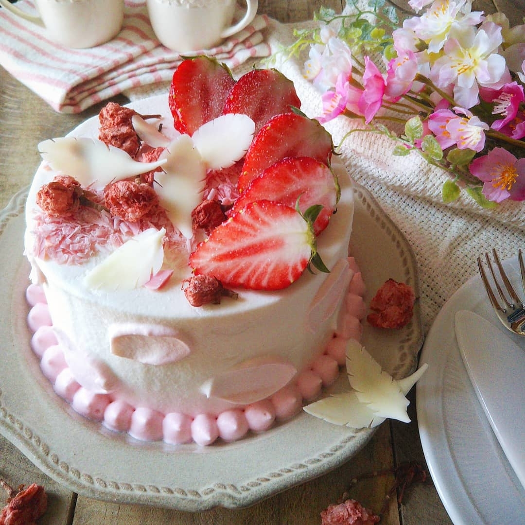 Ohayo Tom が投稿したフォト 桜と苺のショートケーキ ふわふわのスポンジ生地に 桜の 03 04 08 32 50 Limia リミア