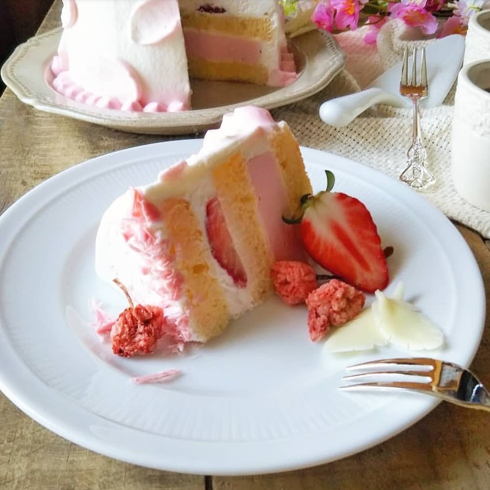 Ohayo Tom が投稿したフォト 桜と苺のショートケーキ ふわふわのスポンジ生地に 桜の 03 04 08 32 50 Limia リミア