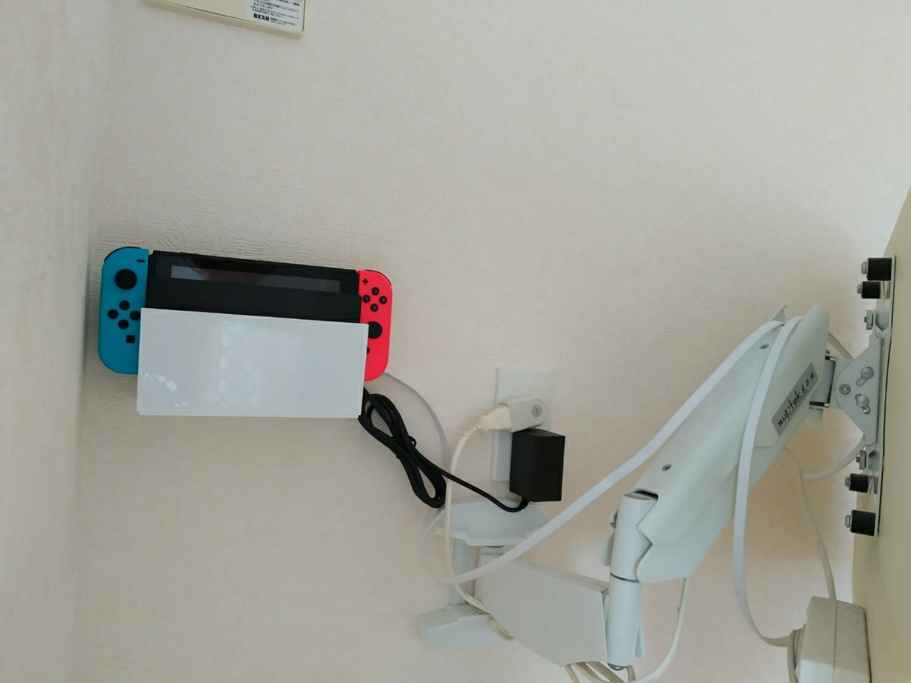 いっしーが投稿したフォト Nintendo Switchを壁面収納しました ダイソ 05 29 50 54 Limia リミア