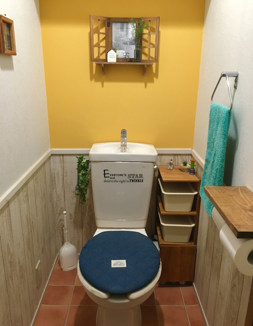 Umeが投稿したフォト 古 いトイレですが 壁紙貼って腰板付けて トイレの太いパイプ 18 03 27 18 51 17 Limia リミア