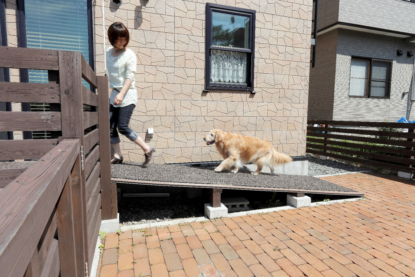 愛犬家住宅が投稿したフォト「ウッドデッキへの上り下りには、愛犬の足に負担を掛けないよう、…」 201511
