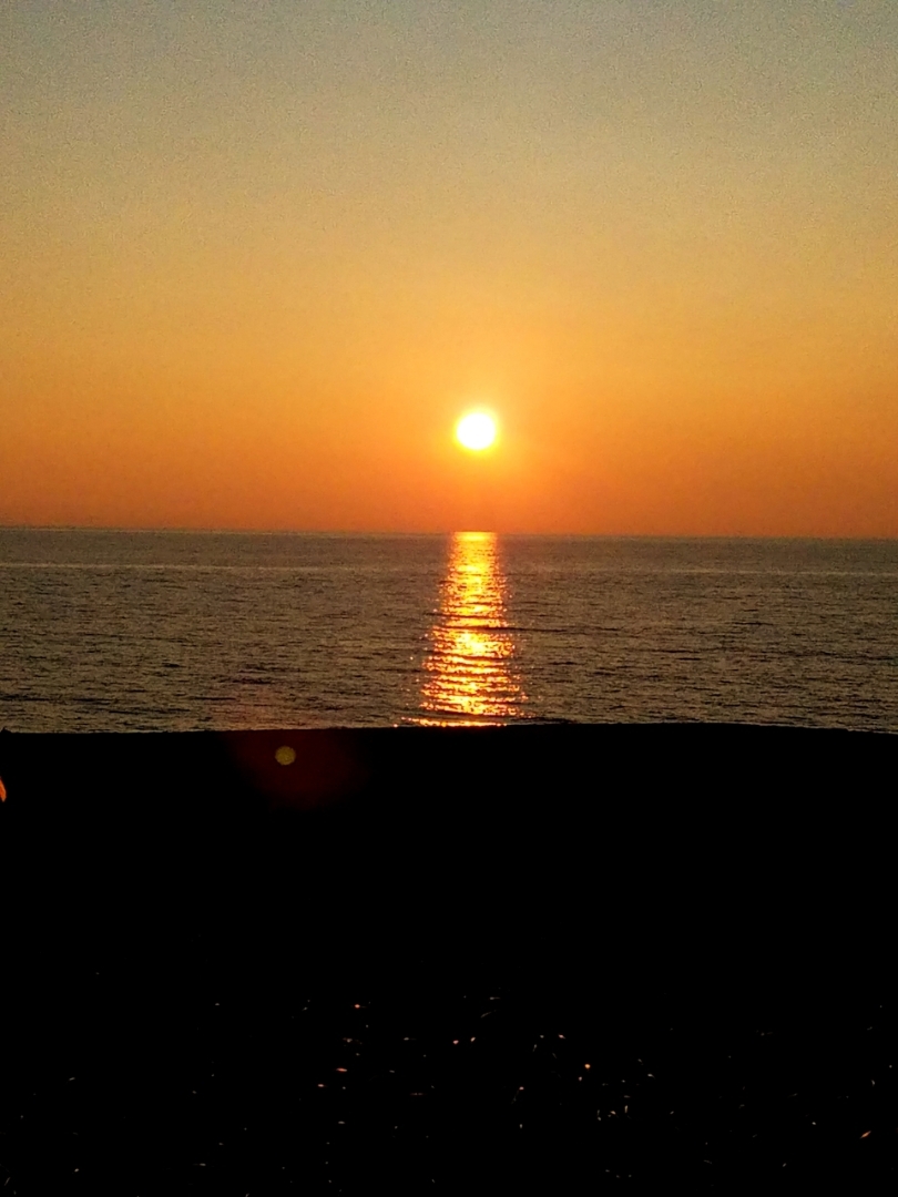4orpmh0たえ が投稿したフォト 今年初めての海 夕日が綺麗でした 夕日に向かって子供達 19 07 21 04 14 57 Limia リミア