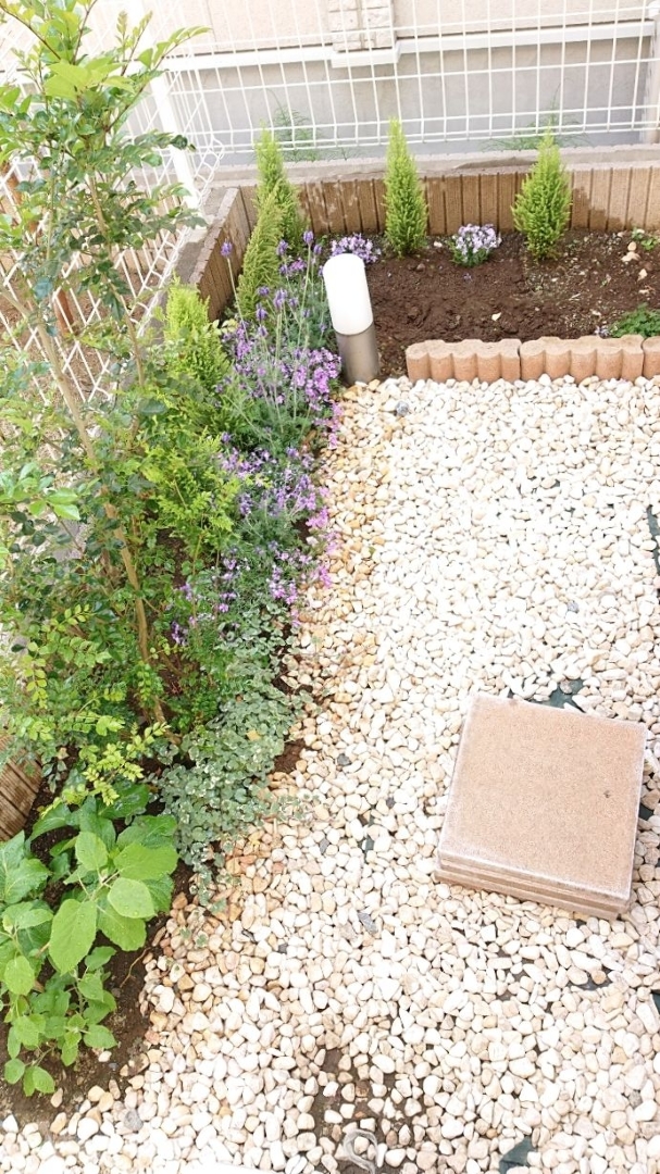 Okuriが投稿したフォト 我が家の小さなお庭です 三年かけてやっとここまで花を植えら 19 04 12 46 36 Limia リミア