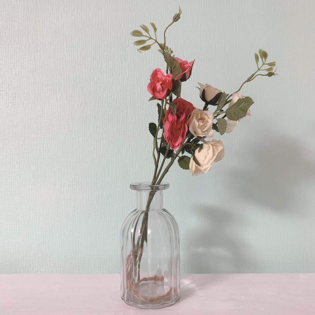 Emi が投稿したフォト ダイソーの花瓶です 形が可愛い 花を飾ってテーブルに置くだけ 04 30 01 36 28 Limia リミア