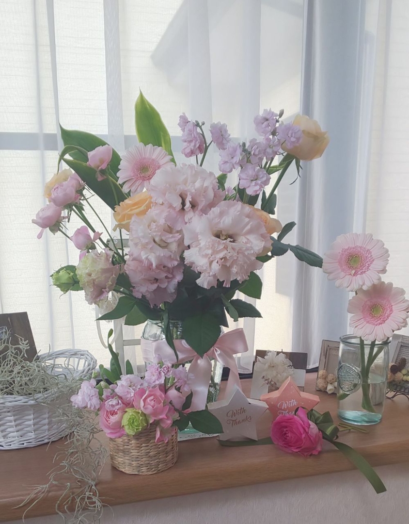 Mamiko Lo が投稿したフォト この時期の生花は大変貴重です ピンクのガーベラが可愛いで 18 12 18 10 06 30 Limia リミア