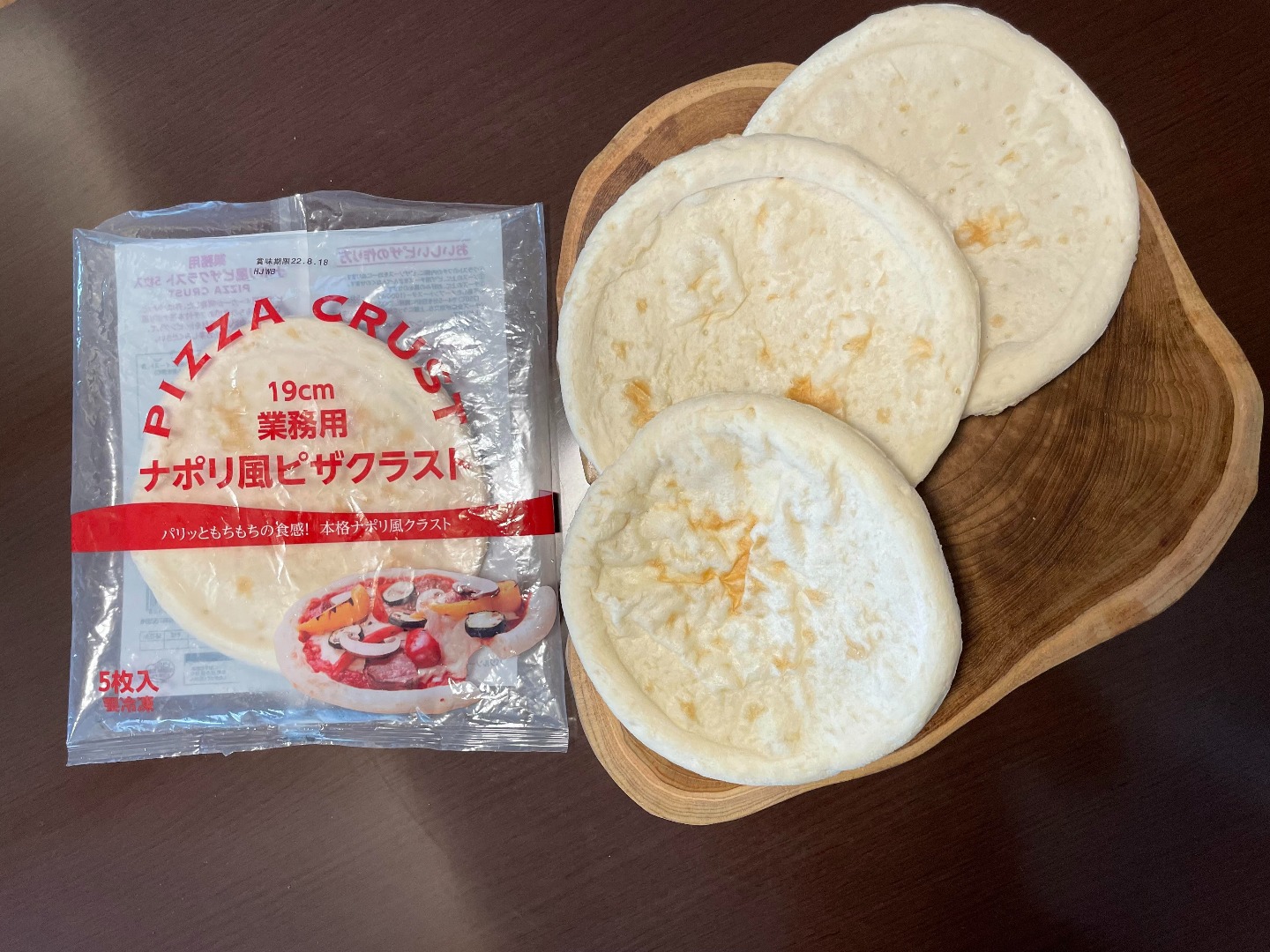 業務スーパーの冷凍ピザ生地は1枚75円！パリッともちもち食感でアレンジ自在｜LIMIA (リミア)