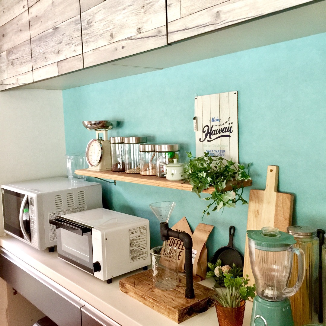 Mamyuが投稿したフォト 西海岸カフェをイメージした壁紙を貼り 棚を付けたキッチン 17 07 25 23 12 26 Limia リミア