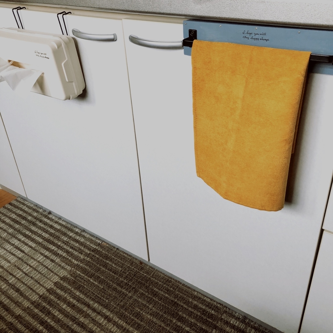 m.rが投稿したフォト「キッチン扉につけるタオル掛けを作りました。 100均のタオル…」 20200308 235601