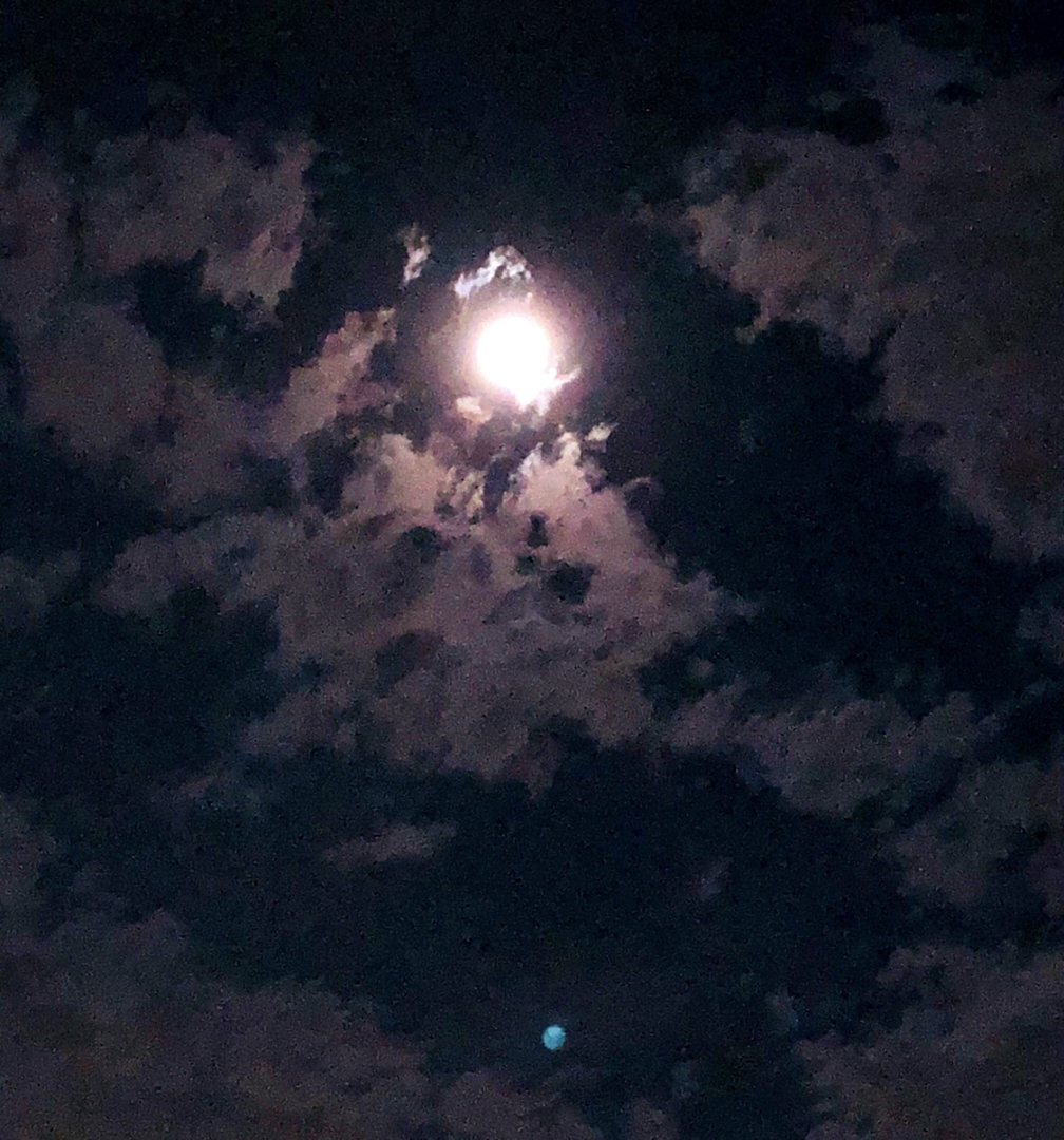瑛峰子が投稿したフォト 雨の後の月 空が綺麗で反射が妖艶 8月の満月に少し足りない 18 08 24 23 15 51 Limia リミア