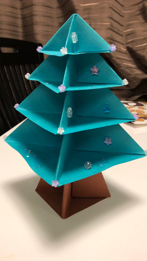 Taeが投稿したフォト もうすぐクリスマス 学校の工作で子供がツリーを作ってきまし 18 12 19 36 21 Limia リミア