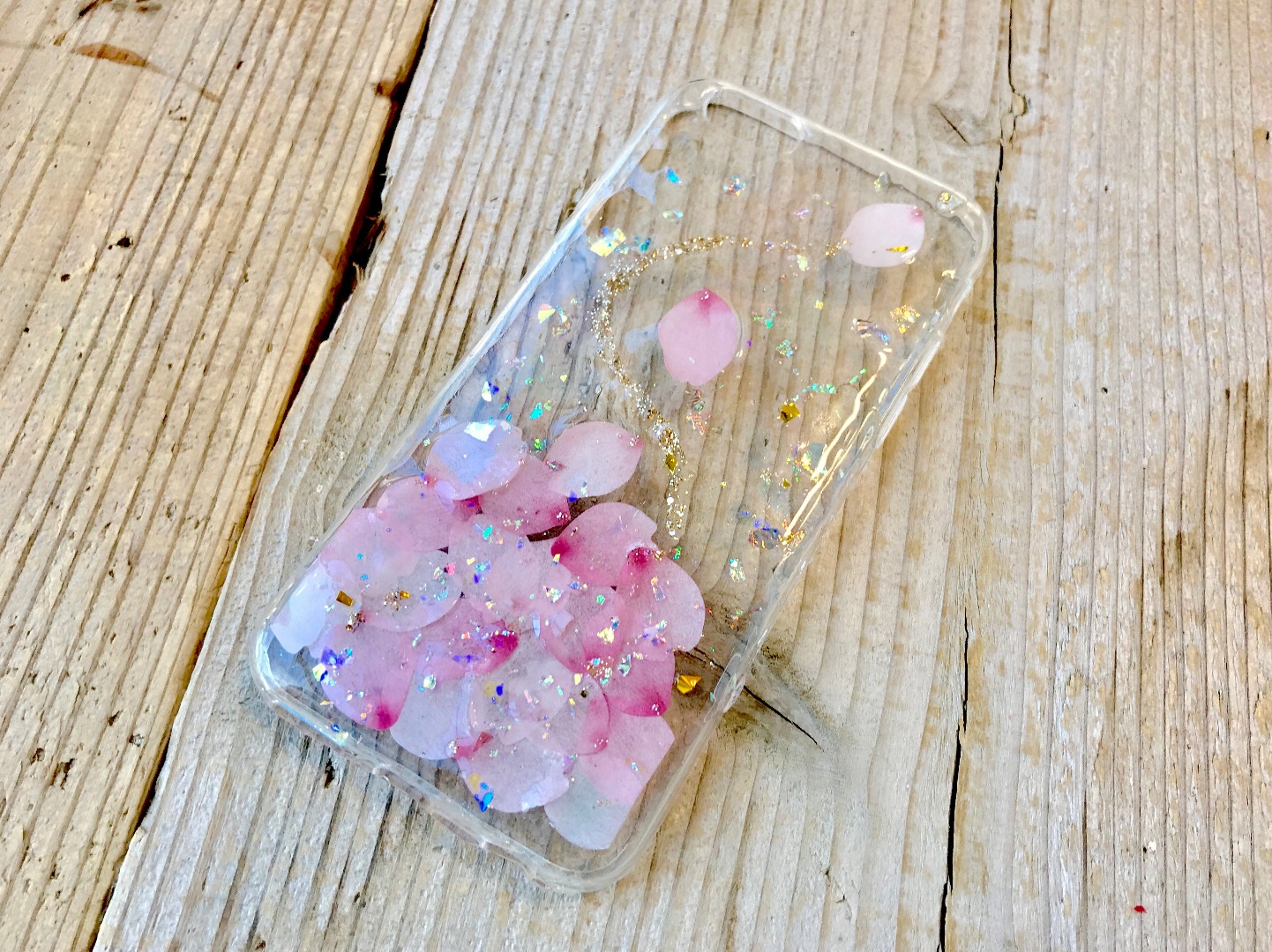 簡単ハンドメイド】かわいい！レジンで押し花風スマホケースの作り方