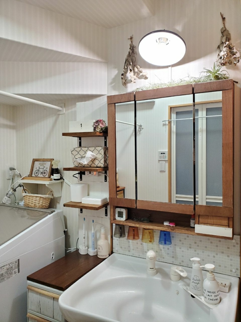 yuu.hが投稿したフォト「DIYをたくさんした洗面所です♪ リメイクした収納付き鏡には…」 - 2020-07-22 21:54:44