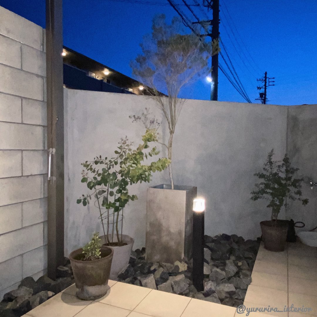 Yururiraが投稿したフォト モルタル壁と植物の組み合わせがお気に入りのこの空間 夜 ライ 05 06 21 25 53 Limia リミア