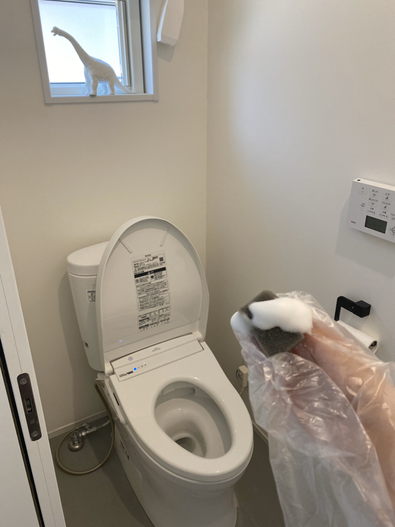 シンプリストおまゆ…が投稿したフォト「トイレ掃除にはカットしたスポンジを使っています。 ポリ袋を…」 2020