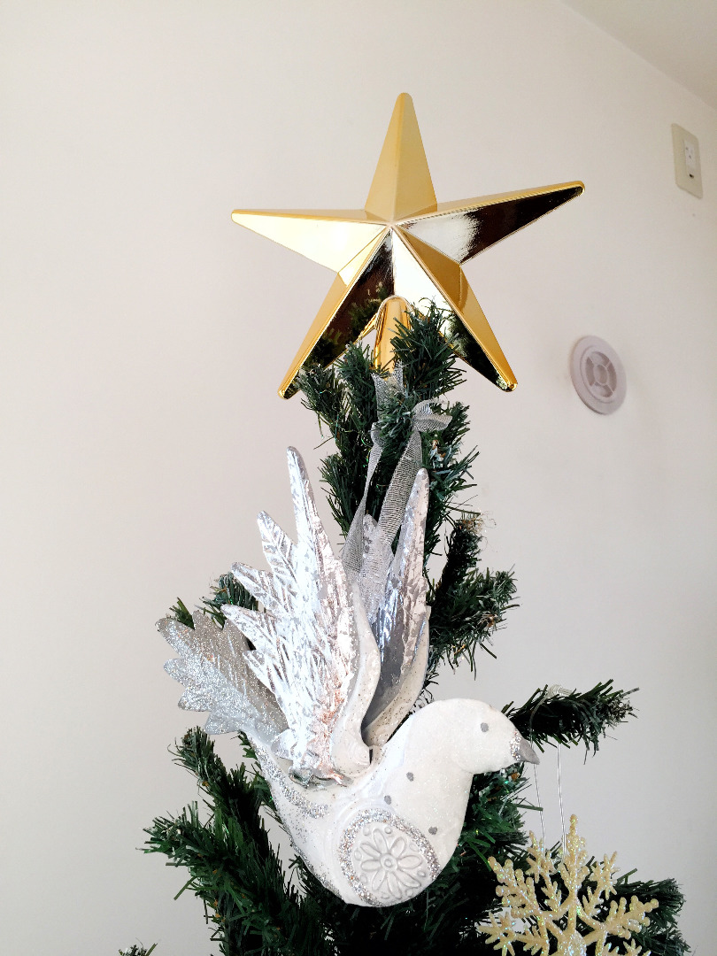 クリスマスツリーの星の意味とは？おすすめツリートップと作り方も♪｜LIMIA (リミア)