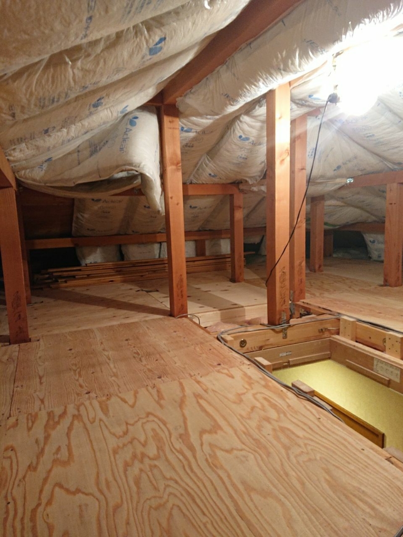 ひでが投稿したフォト 屋根裏部屋の床張り完了 これから断熱材と壁張り 換気扇取 02 23 18 22 19 Limia リミア