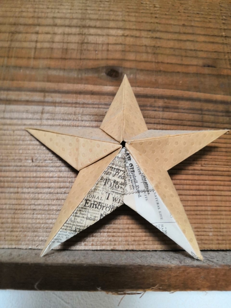 ぬくもり工房yukiが投稿したフォト 英字新聞柄のクラフト紙を使って折った折り紙の星です 高いと 18 10 30 23 57 36 Limia リミア