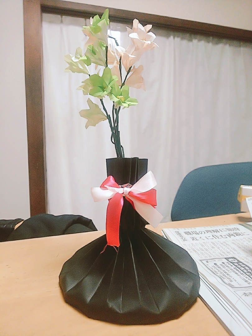 えなが投稿したフォト 色画用紙 折り紙 お花 花瓶 作りハマり中 03 10 17 14 45 Limia リミア