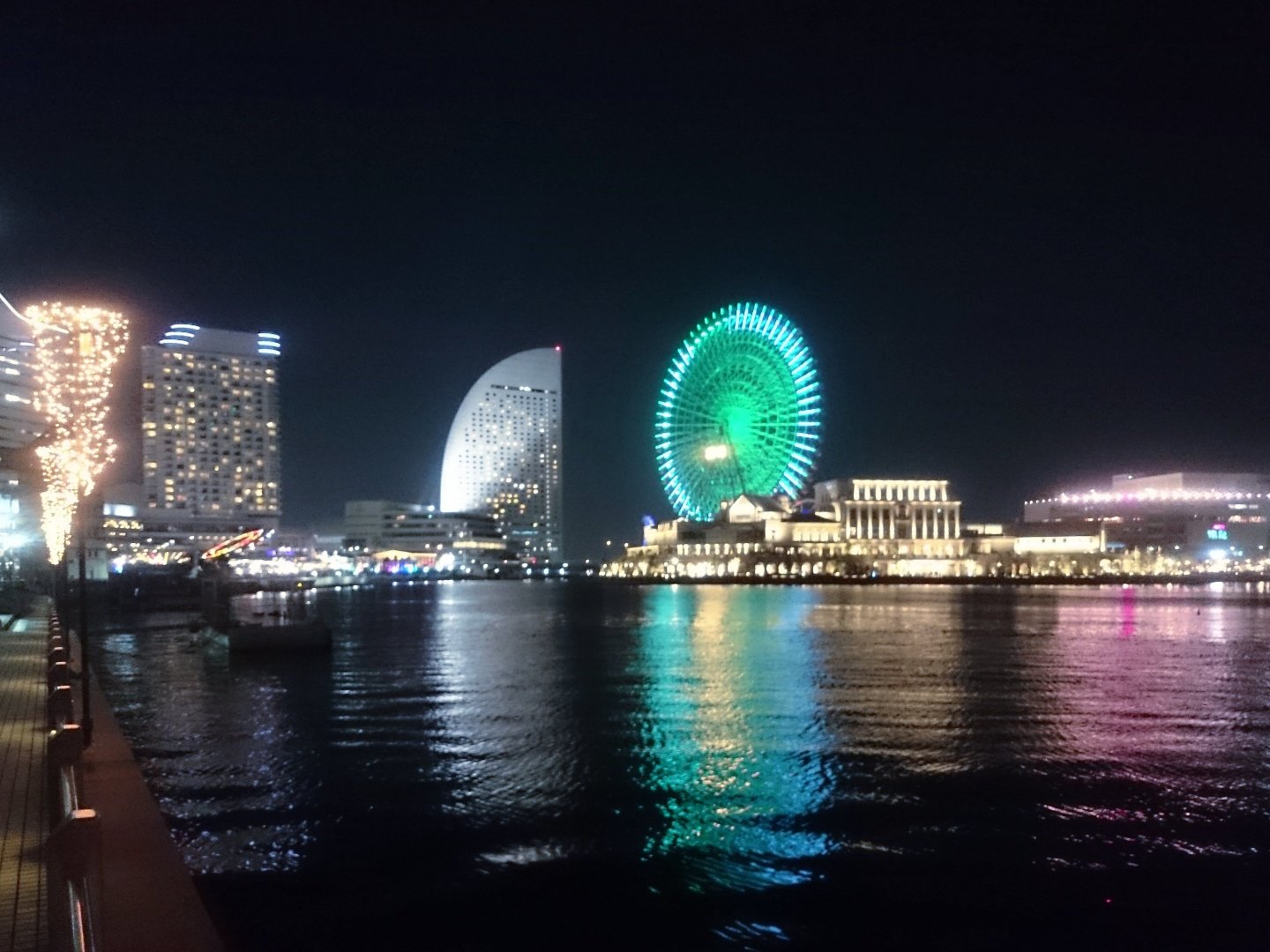 ｍ設計工房が投稿したフォト 桜木町からのみなとみらいの夜景 月と太陽が並んでいるような景色 18 05 02 16 42 36 Limia リミア