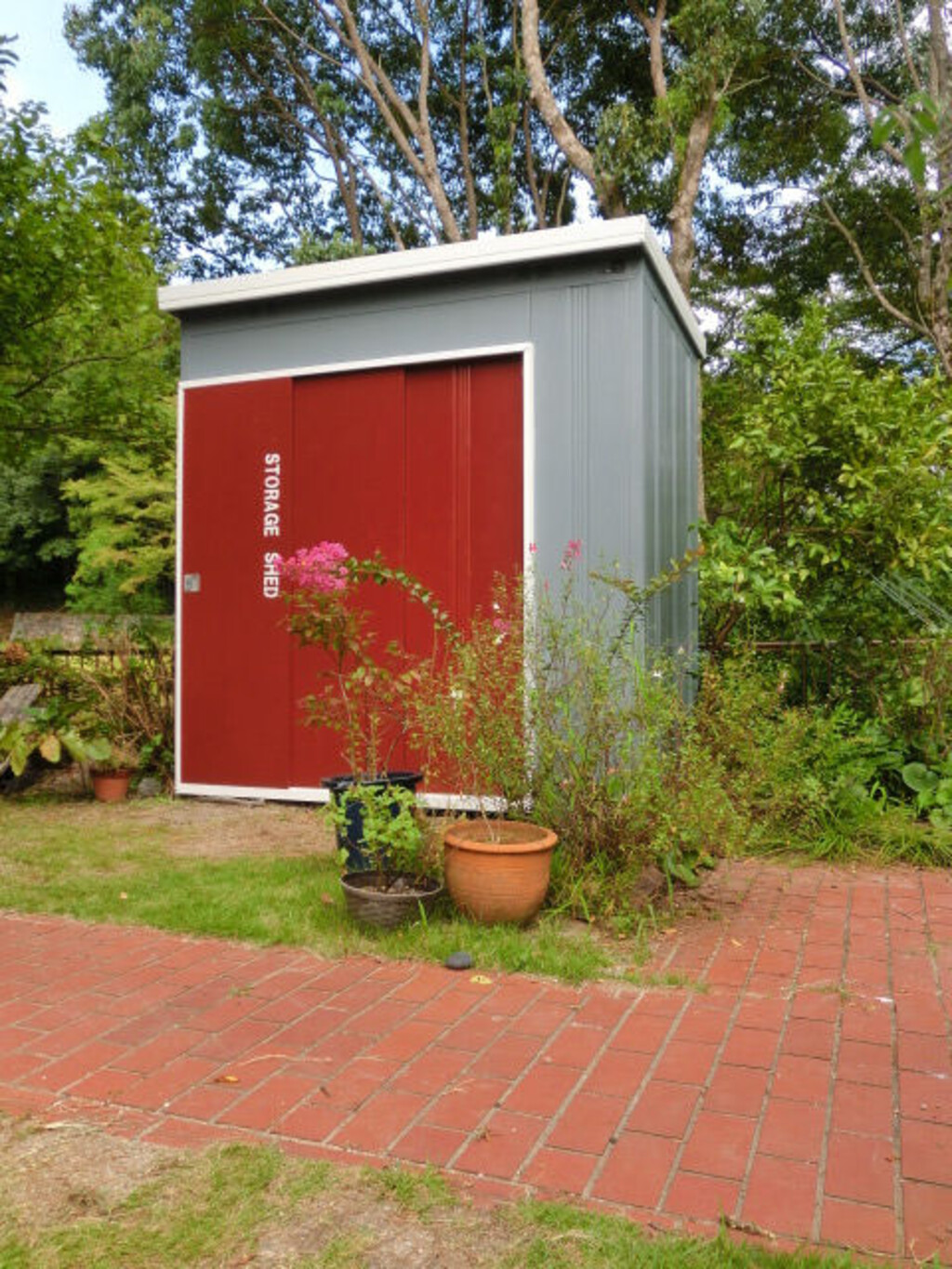 木製物置 物置小屋 屋外収納庫 本体幅142.5cm 大型 三つ扉 天然木 掃除道具 ガーデン用具入れ - 25