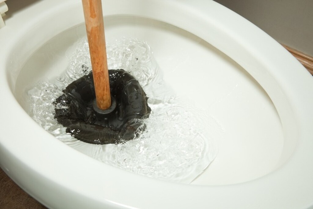 軽度のトイレつまりはお湯で解決！トイレつまりの原因と簡単解消法｜LIMIA (リミア)