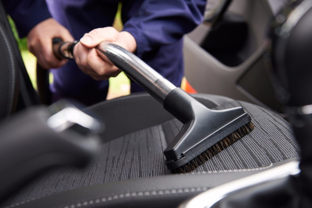 車の掃除は簡単に自宅でできる 車内をピカピカにする掃除方法を紹介 Limia リミア