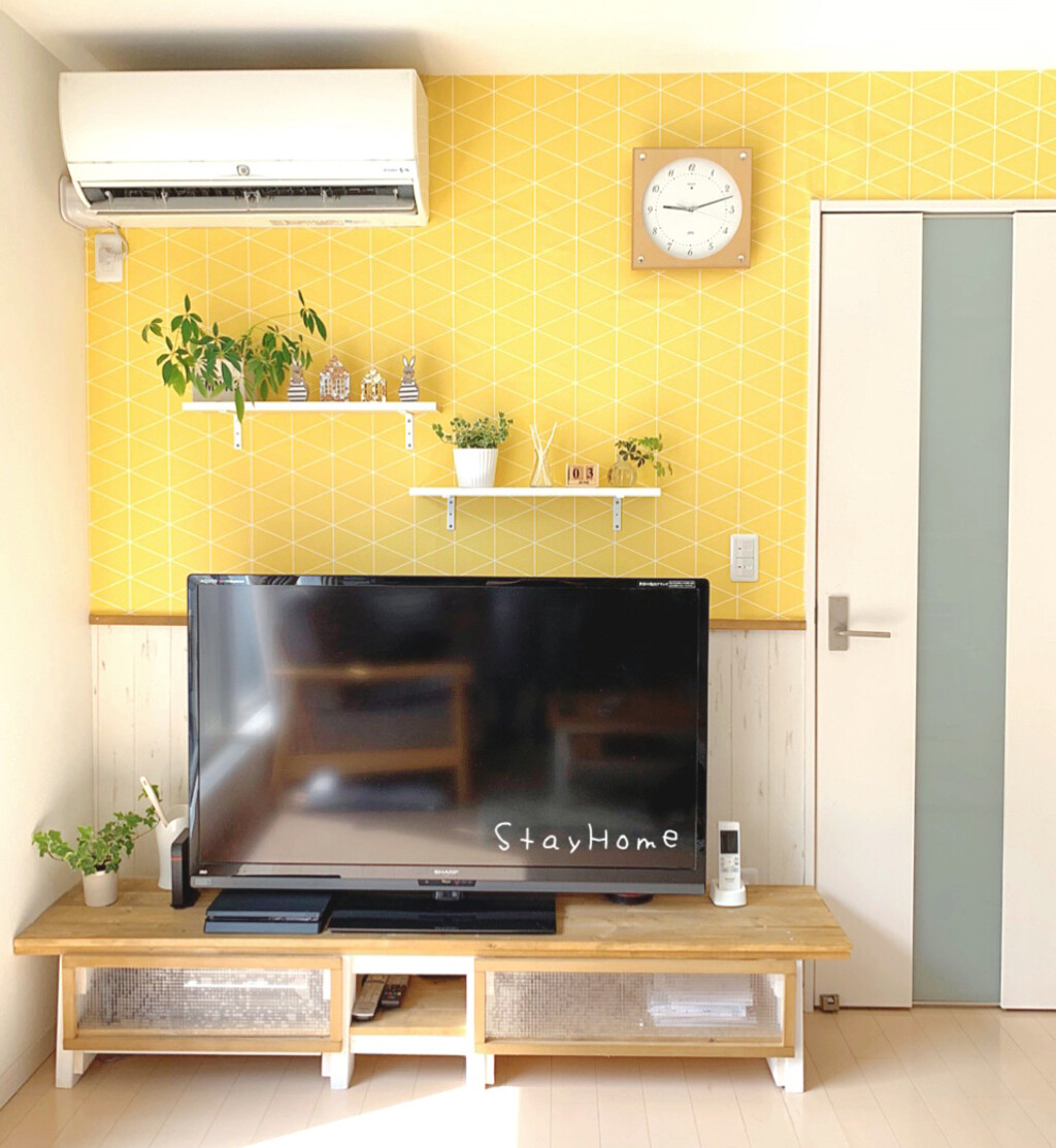 Sakurakoが投稿したフォト リビングのテレビ背面にアクセントクロスを 貼りました カベ 06 03 35 07 Limia リミア