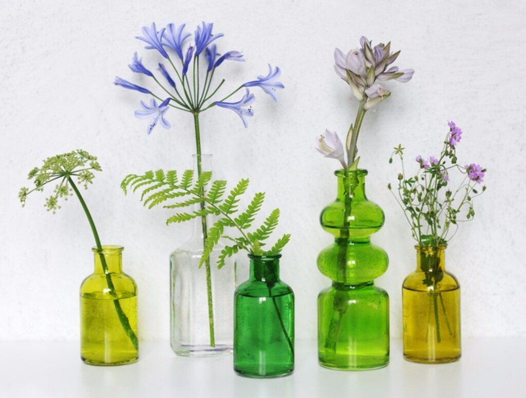 厳選】おしゃれな花瓶10選｜インテリアにおすすめなガラス製や陶器製 