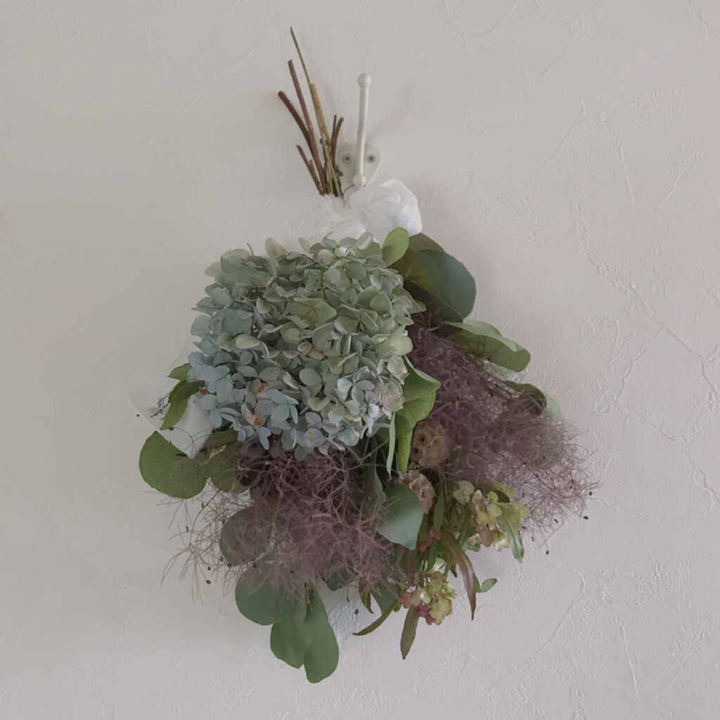 marosaya7…が投稿したフォト「紫陽花とスモークツリーのスワッグを作り ...