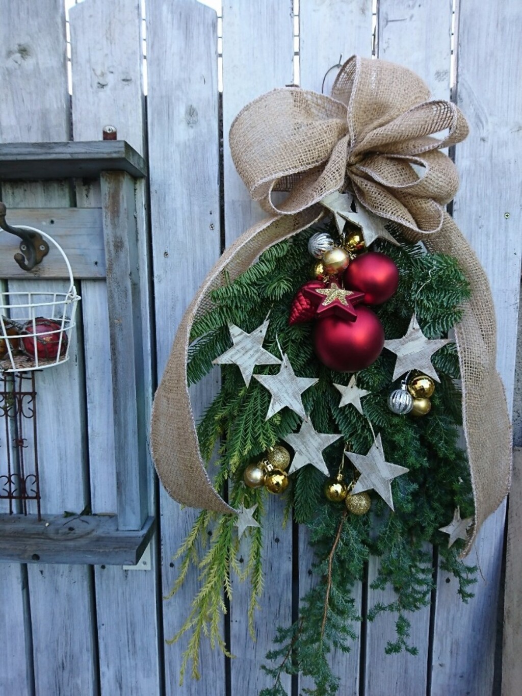 クリスマス 枝を束ねて飾るだけ 意外と簡単 クリスマスのスワッグ作り Limia リミア