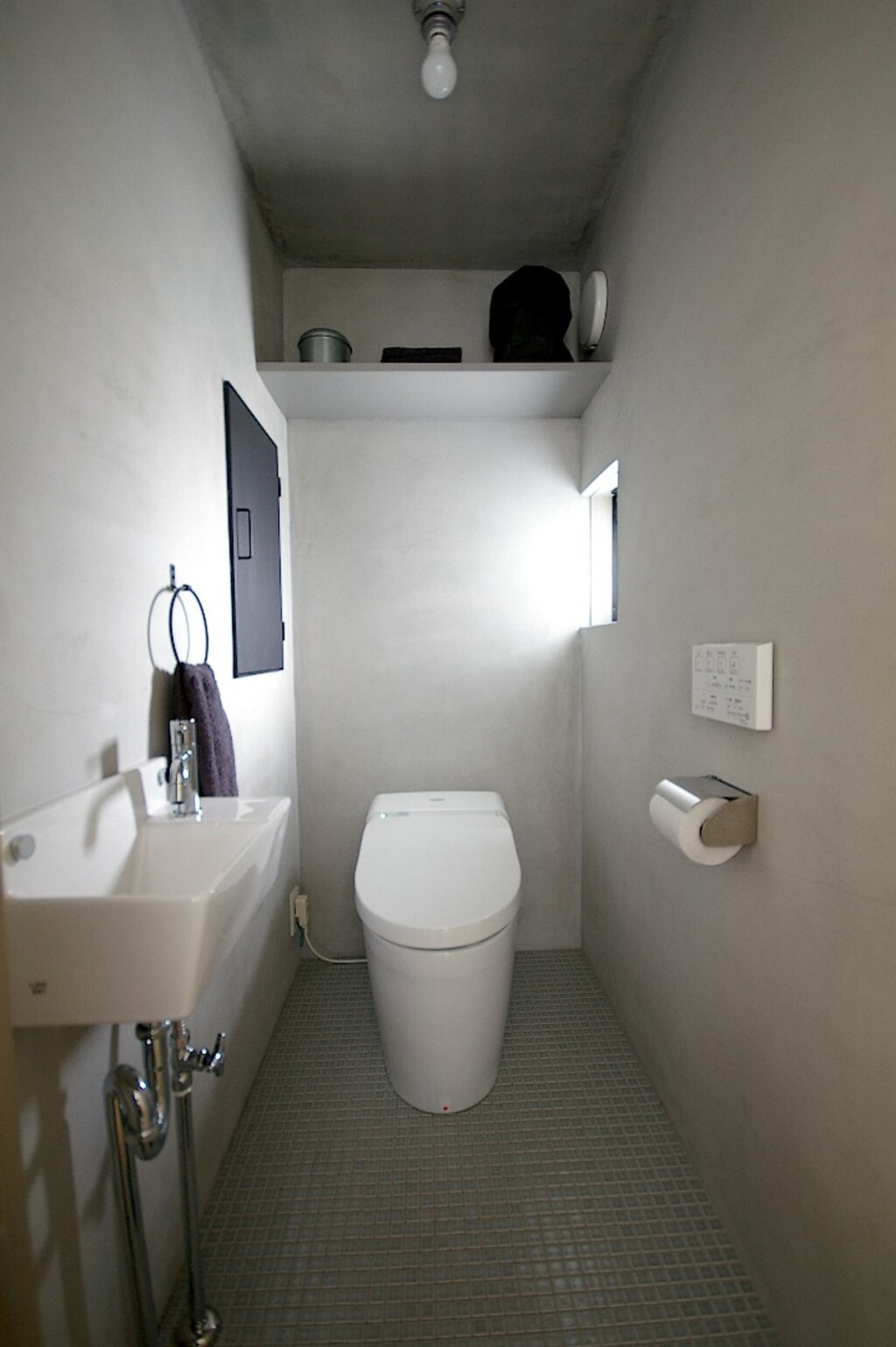 トイレ/モルタル/モザイクタイル/建築士/建築家/設計士/... 無機質な雰囲気を目指したトイレ。壁はモ…