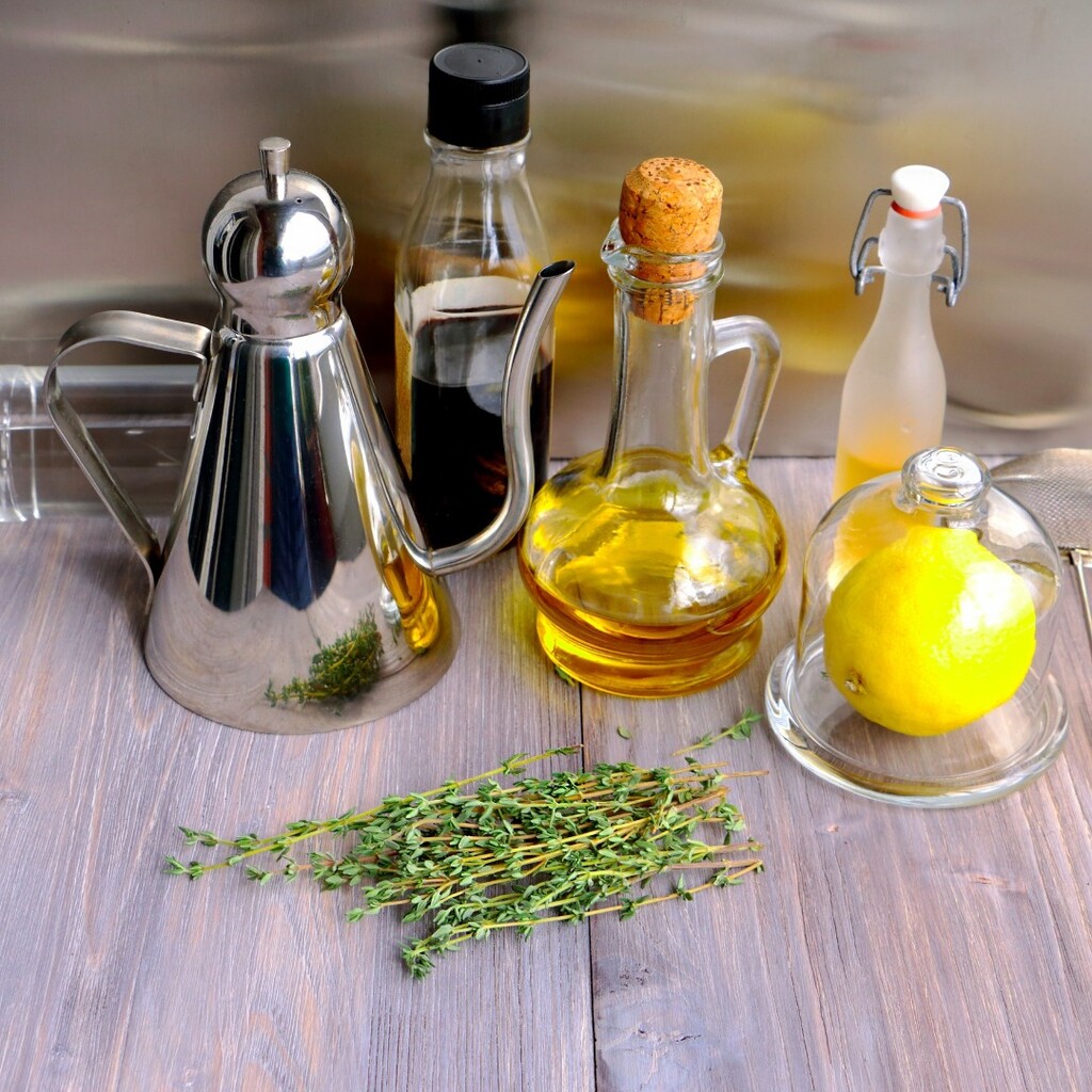 Заправки на основе растительного масла. Оливковое масло и уксус. Растительное масло и уксус. Заправка на основе растительного масла и уксуса. Маринад оливковое масло соль перец.