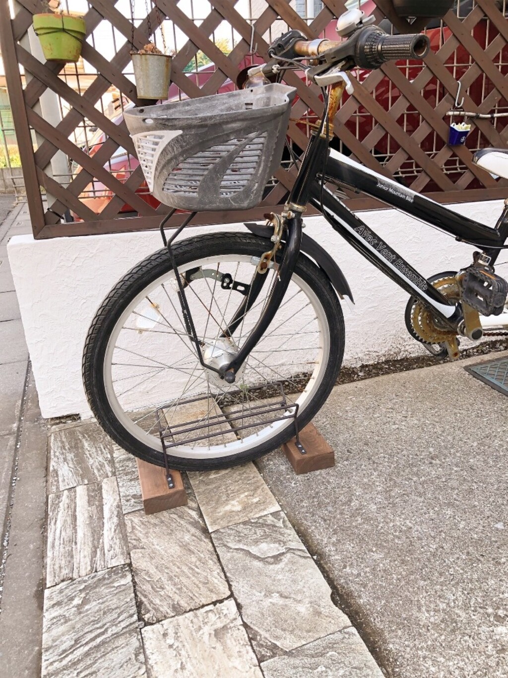 100均DIY】100均アイテムで簡単に自転車スタンドができた！｜LIMIA (リミア)