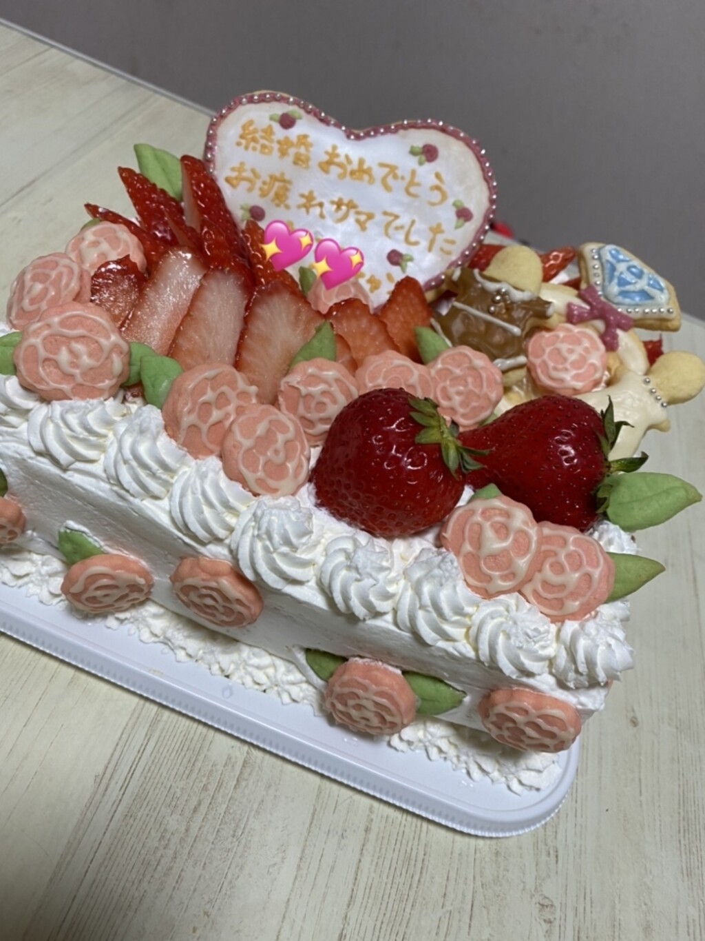 まんたろが投稿したフォト 友達の寿退社のお祝いに作ったケーキです 薔薇のクッキー頑張 02 18 03 01 57 Limia リミア