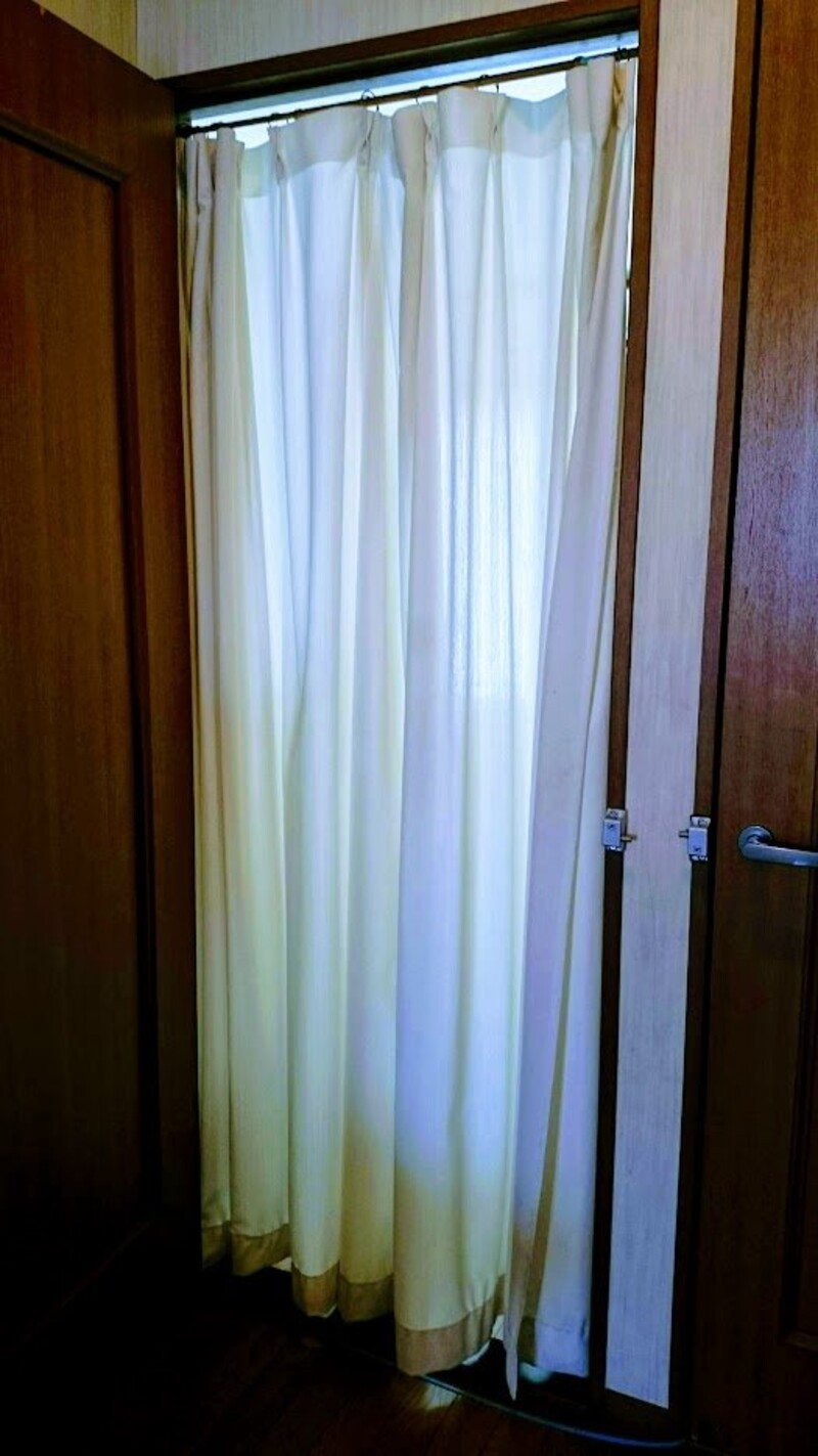 窓だけではもったいない 100均の突っ張り棒とカーテンリングやフックで好きな所にカーテンを Limia リミア