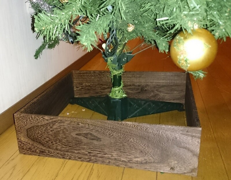 なんて簡単 クリスマスツリーの足元隠しは セリアの木板 焼き目付 にお任せ Limia リミア