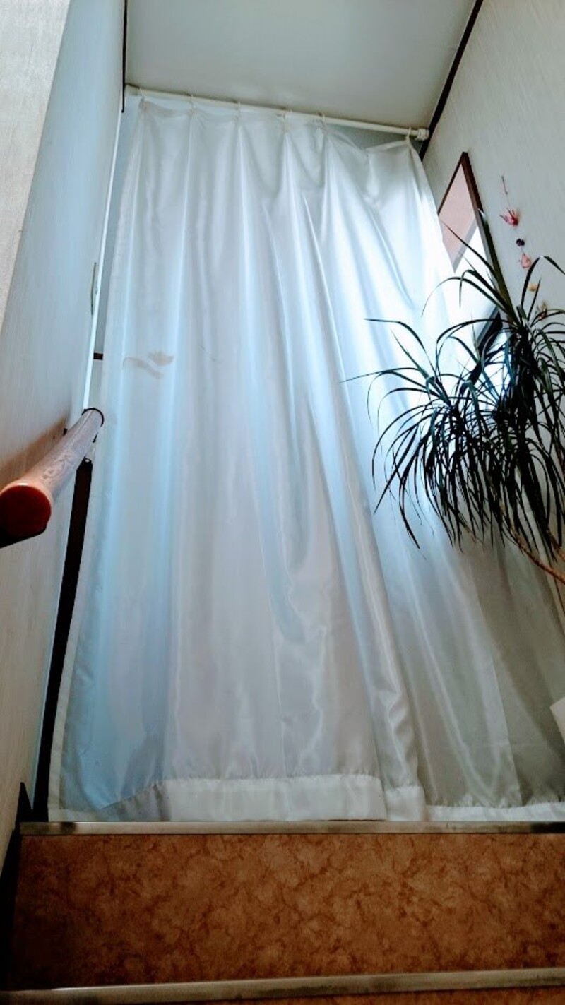 窓だけではもったいない 100均の突っ張り棒とカーテンリングやフックで好きな所にカーテンを Limia リミア